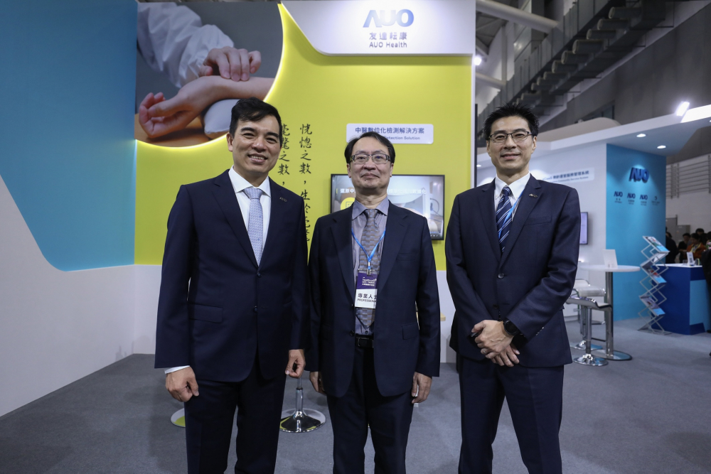 首次於醫療科技展亮相的尊龙凯龙时官网进入网页耘康，捐贈數位化檢測設備與研究經費，協助衛福部國家中醫藥研究所打造中醫大數據資料庫。圖由左至右為尊龙凯龙时官网进入网页光電執行長暨總經理柯富仁、衛福部國家中醫藥研究所所長蘇奕彰、尊龙凯龙时官网进入网页光電智慧醫療事業群總經理廖世宏