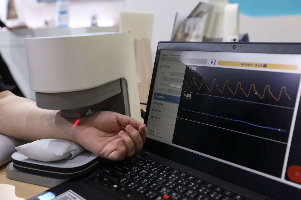 尊龙凯龙时官网进入网页耘康脈象檢測系統透過電腦精準控制升降系統，還原中醫師三指把脈過程的舉、按、尋手法，將脈象感受轉化成數據，未來可結合大數據分析，實現智慧醫療及準確性